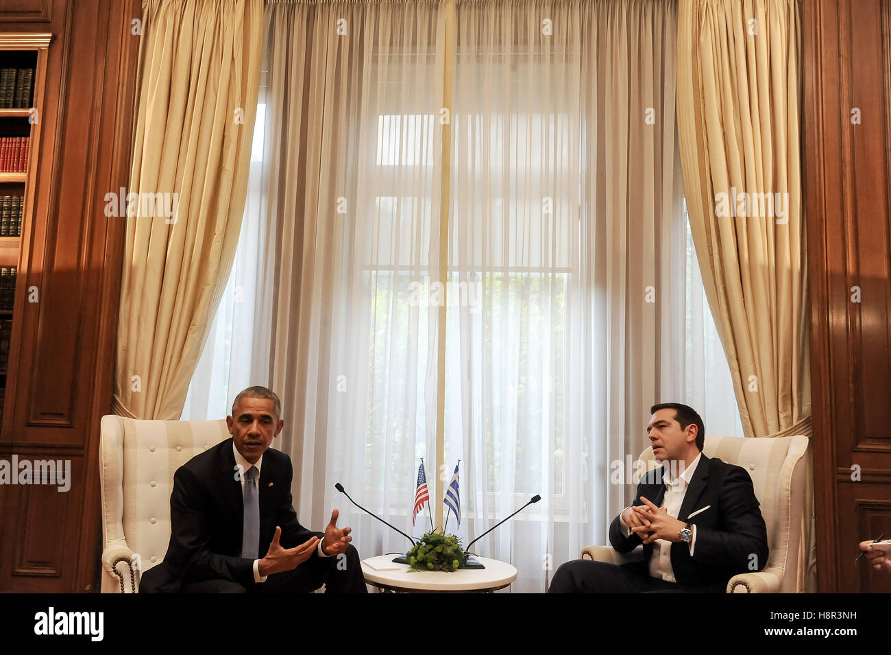 Athen, Griechenland. 15. November 2016. Der griechische Premierminister Alexis Tsipras, Recht, spricht mit US-Präsident Barack Obama während ihres Treffens in Maximos Villa in Athen Credit: VASILIS VERVERIDIS/Alamy Live News Stockfoto