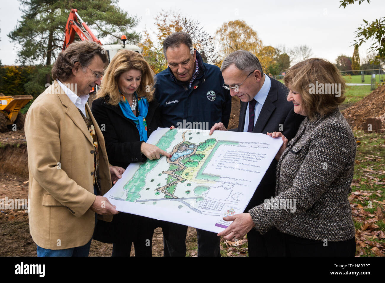 Maidenhead, UK. 15. November 2016. Nick Winton (l), Sohn des verstorbenen Sir Nicholas Winton, verbindet Ratsherren des Royal Borough of Windsor und Maidenhead, einen neuen Garten der Gedenkstätte zu Ehren seines Vaters zu verkünden. Sir Nicholas Winton ist bekannt für seine Rolle bei der Rettung von 669 Kinder von Nazis besetzten Prag am Vorabend des zweiten Weltkrieges mit, was später bekannt als der Kindertransport. Der Garten in Oaken Grove Park umfasst Eisenbahnschwellen und eine Zick-Zack-Spur führt Besucher bis zu einem "Ort des Heiligtums" und wird voraussichtlich im Frühjahr 2017 für die Öffentlichkeit zugänglich. © Mark Kerr Stockfoto