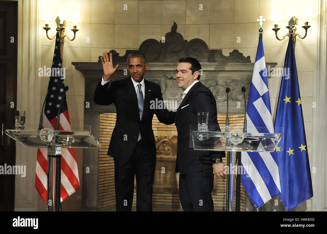 Athen, Griechenland. 15. November 2016. US-Präsident Barack Obama, rechts, und der griechische Premierminister Alexis Tsipras halten eine Pressekonferenz nach dem Treffen in Maximos Villa in Athen Credit: VASILIS VERVERIDIS/Alamy Live News Stockfoto