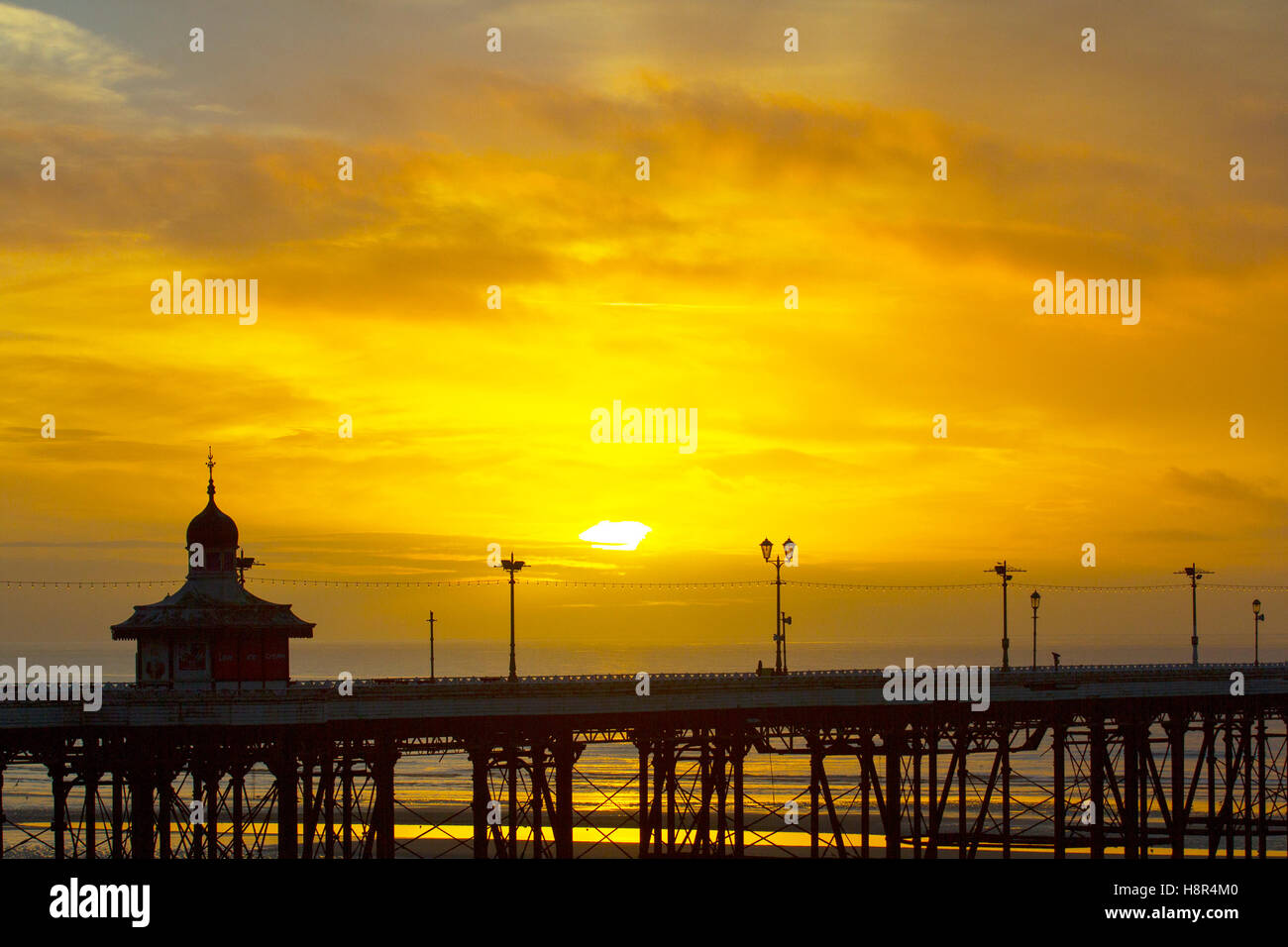 Vögel im Flug, Fliegen in den Wolken auf Schwärme von Staren in Blackpool, Lancashire, UK. Starling murmuration bei Sonnenuntergang. Eine der großen birding Brillen der Winter ist die Stare "Vormontage Roost. Vor dem Sesshaftwerden für die Nacht, Herden dieser geselligen Vögel swoop herum bis es gibt eine enorme, wirbelnde schwarze Masse. Im Winter bis zu einer Million Vögel, Schwarm, swoop, Schieben, Schwenken und Drehen, Verschieben, wie man während der erstaunliche Luftakrobatik. Dieses Ballett in der Dämmerung ist eine pre-roosting Phänomen bekannt als starling murmuration. Stockfoto