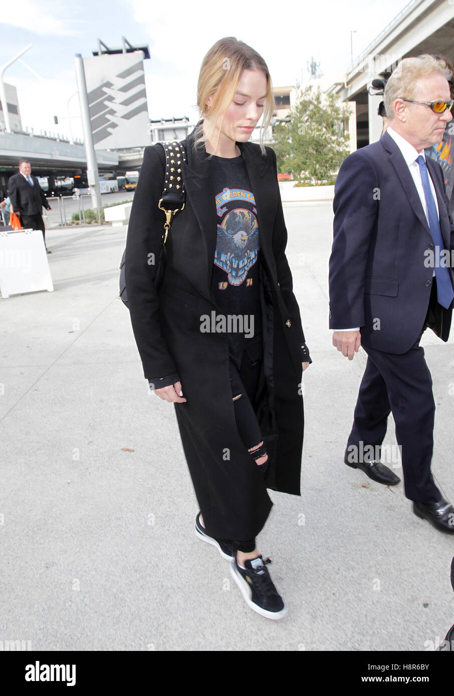 Los Angeles, Ca, USA. 15. November 2016. Margot Robbie am LAX Flughafen in Los Angeles, Kalifornien am 15. November 2016 gesehen. Bildnachweis: John Misa/Media Punch/Alamy Live-Nachrichten Stockfoto