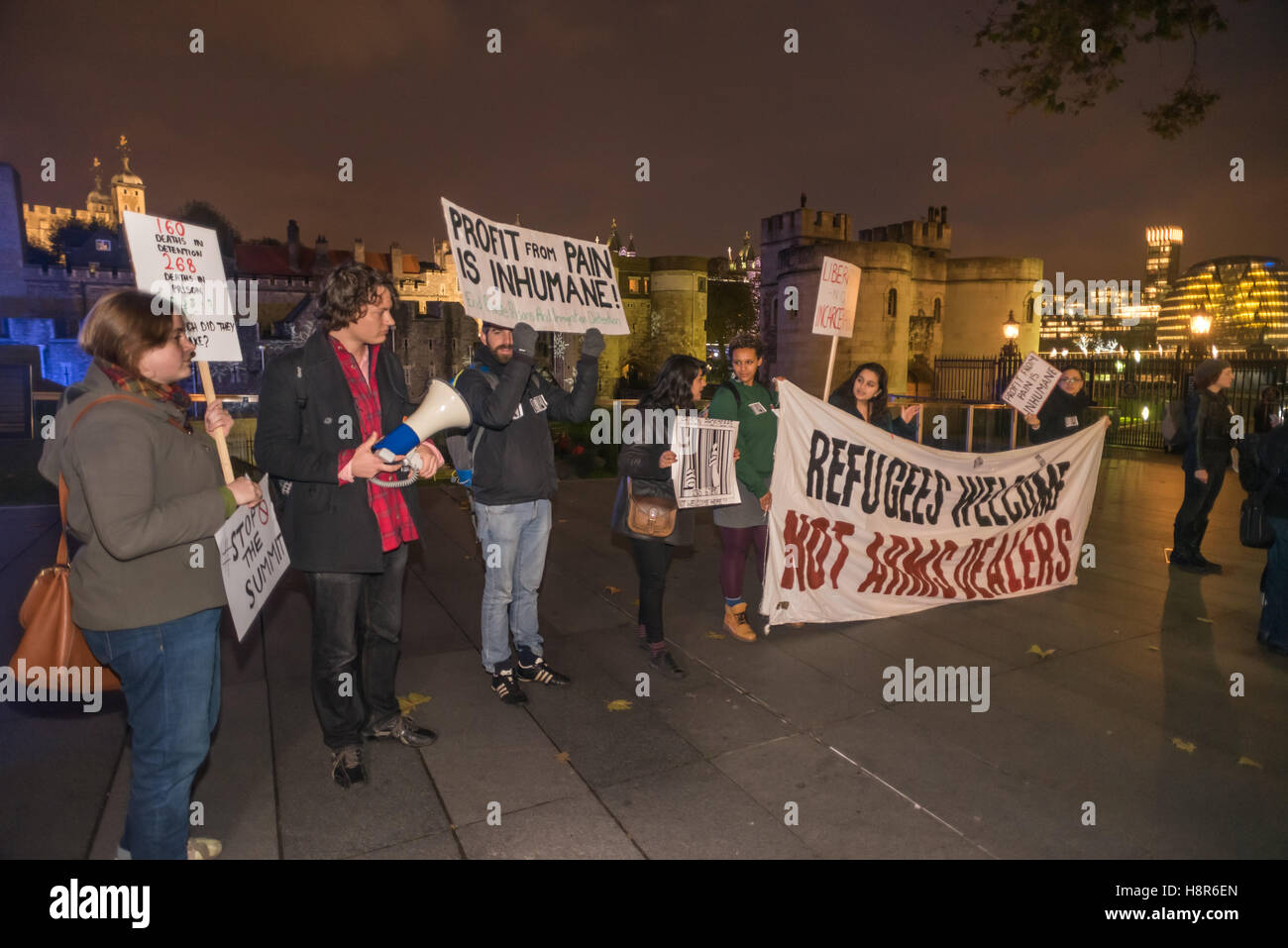 London, UK. 15. November 2016. Reclaim Justice Network, einschließlich Gefängnis Aktivisten, Flüchtling Solidaritätsgruppen und Anti-Waffen Handel Aktivisten protestierte gegen die zwei Eingänge zu den Tower of London gegen die europäischen Sorgerecht und Haft-Gipfel statt. Sie sagen es wird von großen Waffenfirmen gesponsert und ist eine Messe für Sicherheitsunternehmen, Gefängnis Bauherren und andere Profiteure, neue Technologien zu erweitern und die Strafjustiz zu privatisieren. Bildnachweis: Peter Marshall/Alamy Live-Nachrichten Stockfoto
