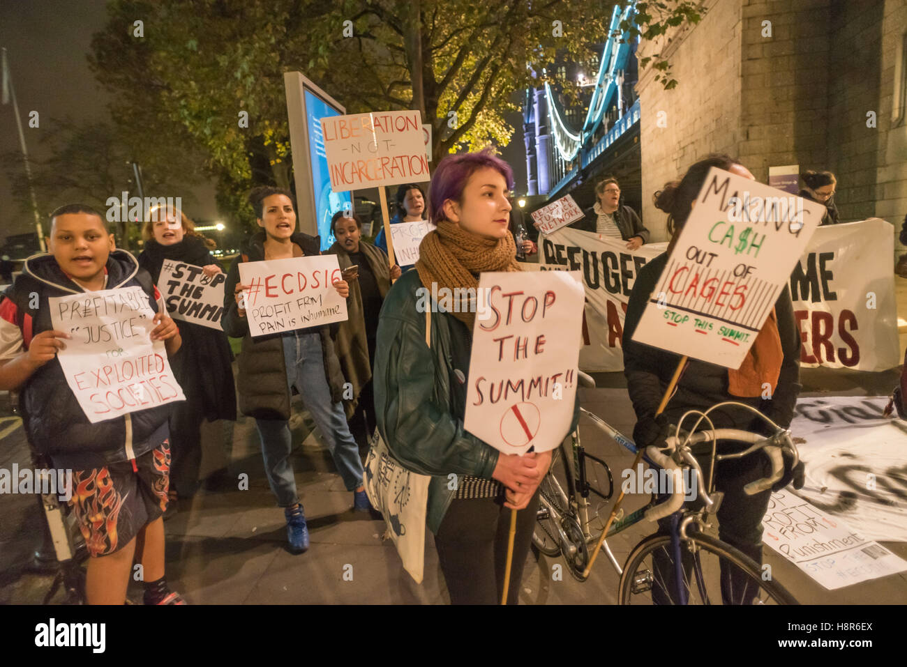 London, UK. 15. November 2016. Reclaim Justice Network, einschließlich Gefängnis Aktivisten, Flüchtling Solidaritätsgruppen und Anti-Waffen Handel Aktivisten protestierte gegen die zwei Eingänge zu den Tower of London gegen die europäischen Sorgerecht und Haft-Gipfel statt. Sie sagen es wird von großen Waffenfirmen gesponsert und ist eine Messe für Sicherheitsunternehmen, Gefängnis Bauherren und andere Profiteure, neue Technologien zu erweitern und die Strafjustiz zu privatisieren. Bildnachweis: Peter Marshall/Alamy Live-Nachrichten Stockfoto