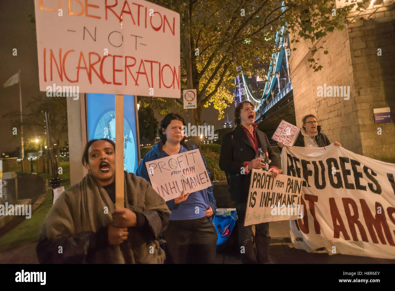 London, UK. 15. November 2016. Reclaim Justice Network, einschließlich Gefängnis Aktivisten, Flüchtling Solidaritätsgruppen und Anti-Waffen Handel Aktivisten protestierte gegen die zwei Eingänge zu den Tower of London gegen die europäischen Sorgerecht und Haft-Gipfel statt. Sie sagen es wird von großen Waffenfirmen gesponsert und ist eine Messe für Sicherheitsunternehmen, Gefängnis Bauherren und andere Profiteure, neue Technologien zu erweitern und die Strafjustiz zu privatisieren. Bildnachweis: Peter Marshall/Alamy Live-Nachrichten Stockfoto