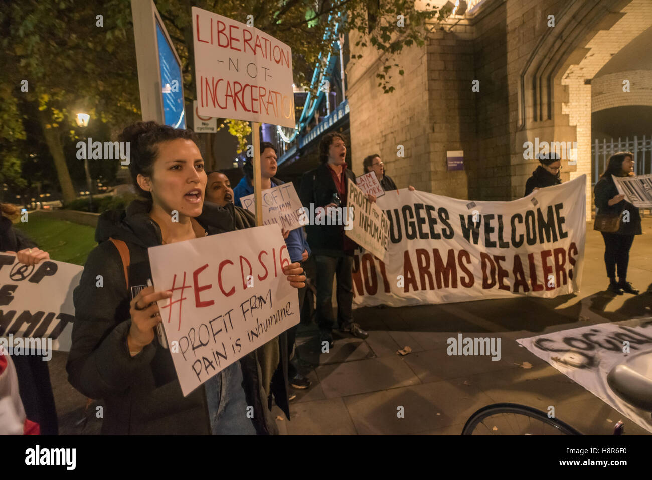 London, UK. 15. November 2016. Reclaim Justice Network, einschließlich Gefängnis Aktivisten, Flüchtling Solidaritätsgruppen und Anti-Waffen Handel Aktivisten protestierte gegen die zwei Eingänge zu den Tower of London gegen die europäischen Sorgerecht und Haft-Gipfel statt. Sie sagen es wird von großen Waffenfirmen gesponsert und ist eine Messe für Sicherheitsunternehmen, Gefängnis Bauherren und andere Profiteure, neue Technologien zu erweitern und die Strafjustiz zu privatisieren. Bildnachweis: Peter Marshall/Alamy Live-Nachrichten Stockfoto