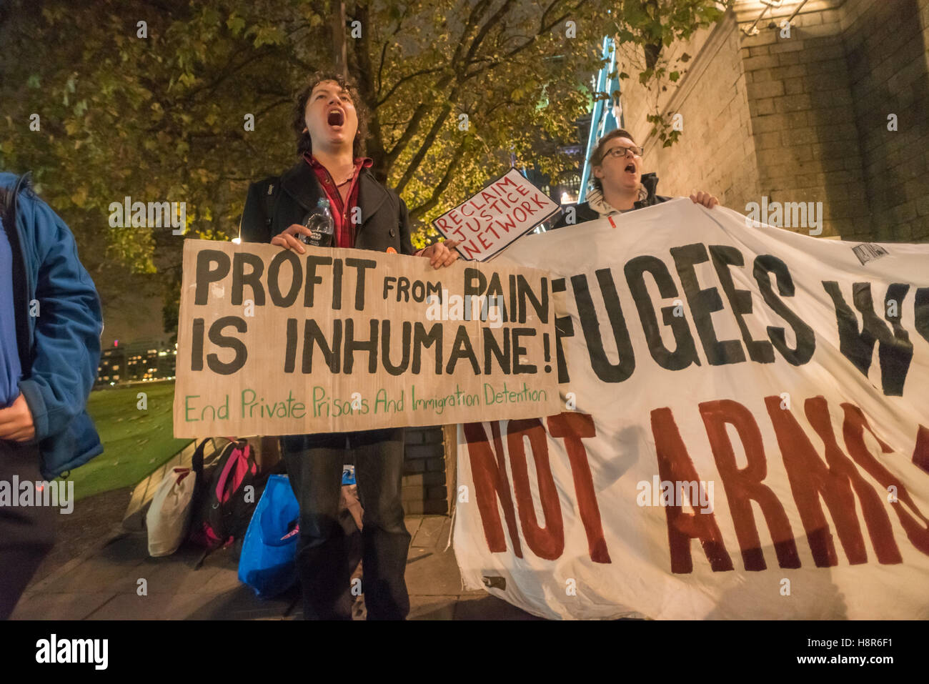 London, UK. 15. November 2016. Reclaim Justice Network, einschließlich Gefängnis Aktivisten, Flüchtling Solidaritätsgruppen und Anti-Waffen Handel Aktivisten protestierte gegen die zwei Eingänge zu den Tower of London gegen die europäischen Sorgerecht und Haft-Gipfel statt. Sie sagen es wird von großen Waffenfirmen gesponsert und ist eine Messe für Sicherheitsunternehmen, Gefängnis Bauherren und andere Profiteure, neue Technologien zu erweitern und die Strafjustiz zu privatisieren. Bildnachweis: Peter Marshall/Alamy Live-Nachrichten Stockfoto
