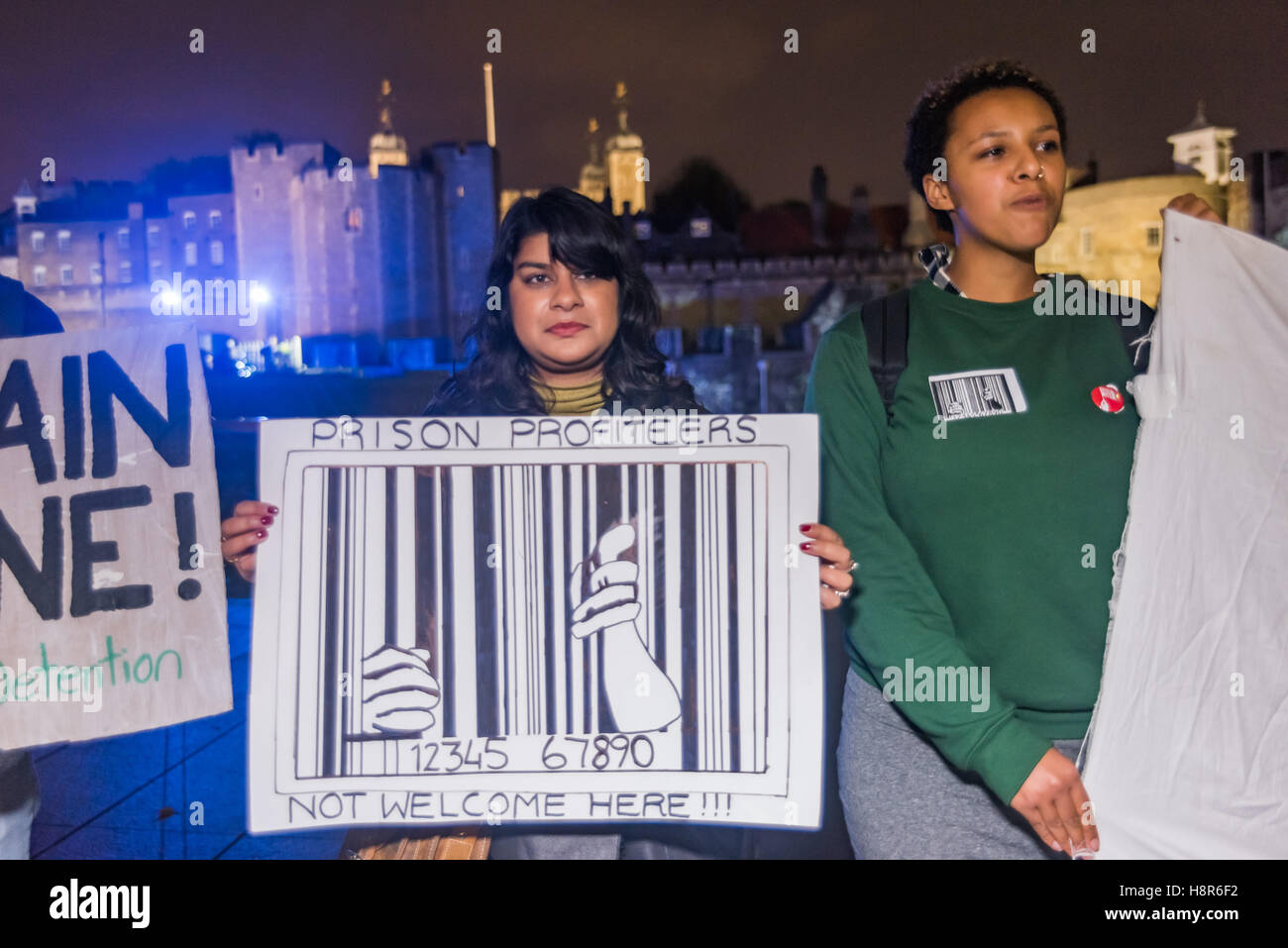 London, UK. 15. November 2016. Reclaim Justice Network, einschließlich Gefängnis Aktivisten, Flüchtling Solidaritätsgruppen und Anti-Waffen Handel Aktivisten protestierte gegen die zwei Eingänge zu den Tower of London gegen die europäischen Sorgerecht und Haft-Gipfel statt. Sie sagen es wird von großen Waffenfirmen gesponsert und ist eine Messe für Sicherheitsunternehmen, Gefängnis Bauherren und andere Profiteure, neue Technologien zu erweitern und die Strafjustiz zu privatisieren. Bildnachweis: Peter Marshall/Alamy Live-Nachrichten Stockfoto