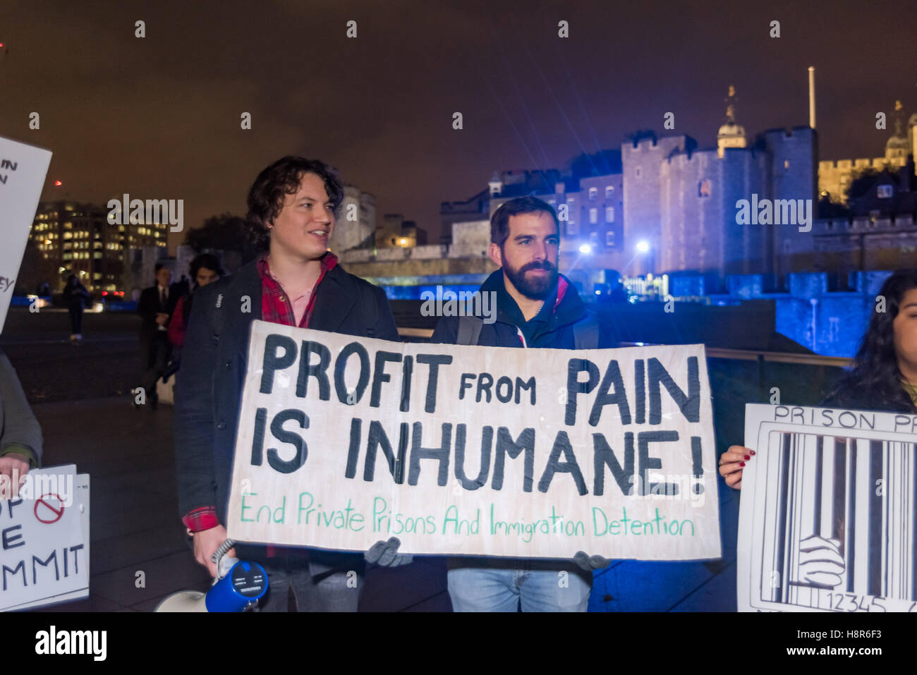 London, UK. 15. November 2016. Reclaim Justice Network, einschließlich Gefängnis Aktivisten, Flüchtling Solidaritätsgruppen und Anti-Waffen Handel Aktivisten protestierte gegen die zwei Eingänge zu den Tower of London gegen die europäischen Sorgerecht und Haft-Gipfel statt. Sie sagen es wird von großen Waffenfirmen gesponsert und ist eine Messe für Sicherheitsunternehmen, Gefängnis Bauherren und andere Profiteure, neue Technologien zu erweitern und die Strafjustiz zu privatisieren. Bildnachweis: Peter Marshall/Alamy Live-Nachrichten Stockfoto