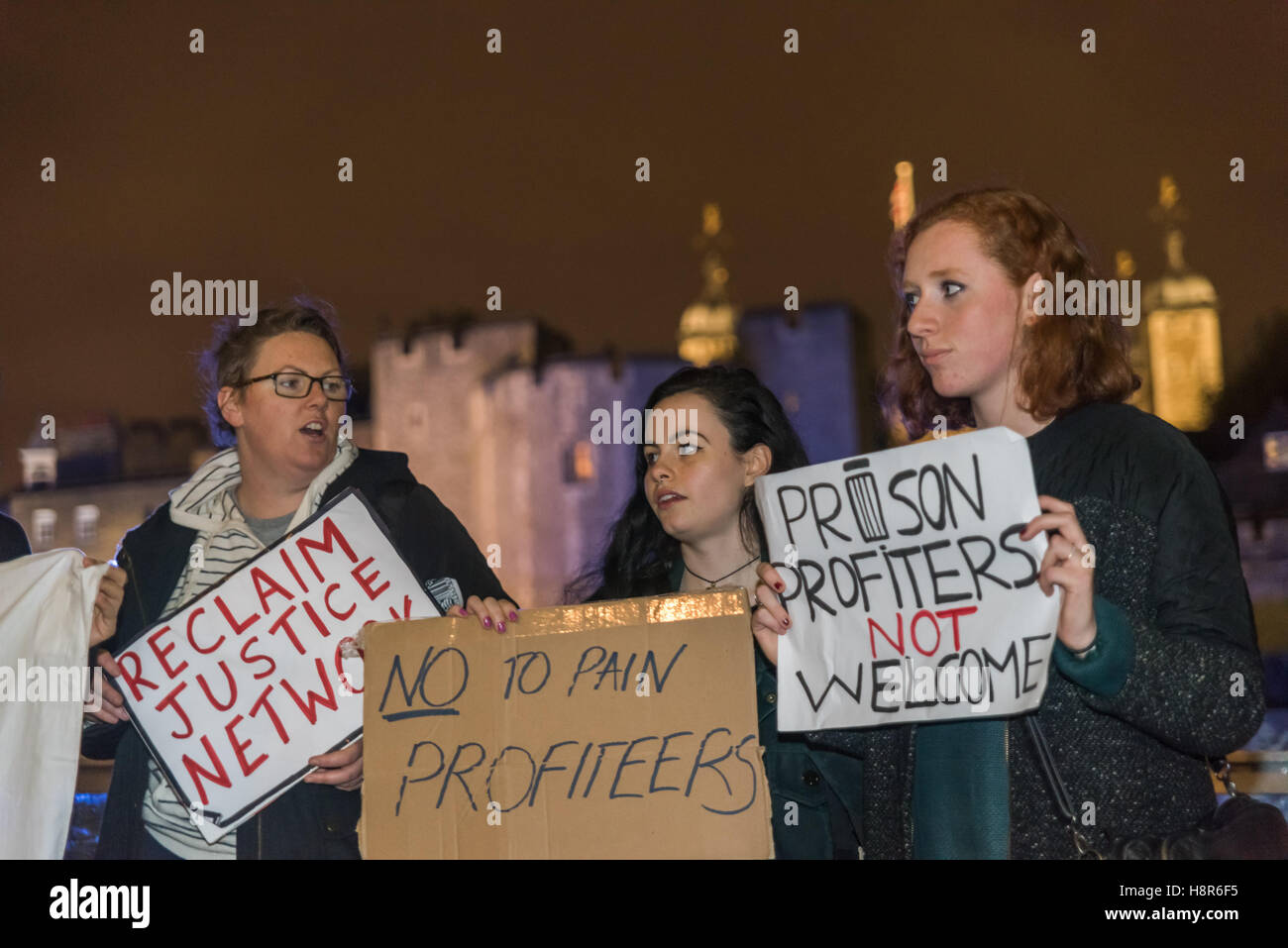 London, UK. 15. November 2016. Reclaim Justice Network, einschließlich Gefängnis Aktivisten, Flüchtling Solidaritätsgruppen und Anti-Waffen Handel Aktivisten protestierte gegen die zwei Eingänge zu den Tower of London gegen die europäischen Sorgerecht und Haft-Gipfel statt. Sie sagen es wird von großen Waffenfirmen gesponsert und ist eine Messe für Sicherheitsunternehmen, Gefängnis Bauherren und andere Profiteure, neue Technologien zu erweitern und die Strafjustiz zu privatisieren. Bildnachweis: Peter Marshall/Alamy Live-Nachrichten Stockfoto