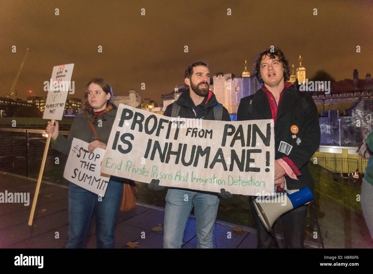 London, UK. 15. November 2016. Reclaim Justice Network, einschließlich Gefängnis Aktivisten, Flüchtling Solidaritätsgruppen und Anti-Waffen Handel Aktivisten protestierte gegen die zwei Eingänge zu den Tower of London gegen die europäischen Sorgerecht und Haft-Gipfel statt. Sie sagen es wird von großen Waffenfirmen gesponsert und ist eine Messe für Sicherheitsunternehmen, Gefängnis Bauherren und andere Profiteure, neue Technologien zu erweitern und die Strafjustiz zu privatisieren. Bildnachweis: Peter Marshall/Alamy Live-Nachrichten Stockfoto