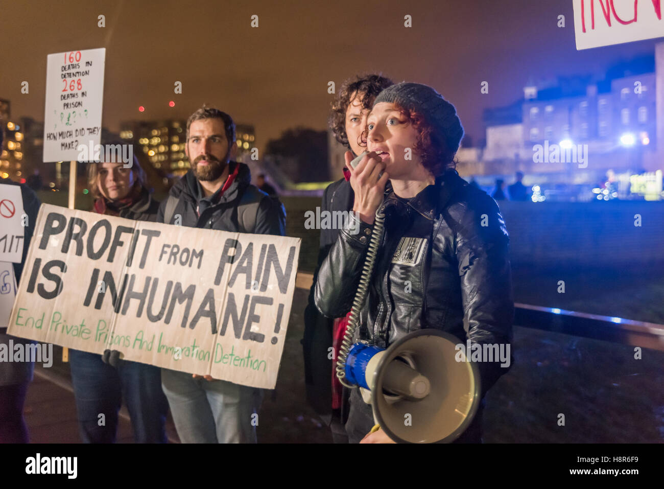 London, UK. 15. November 2016. Reclaim Justice Network, einschließlich Gefängnis Aktivisten, Flüchtling Solidaritätsgruppen und Anti-Waffen Handel Aktivisten protestierte gegen die zwei Eingänge zu den Tower of London gegen die europäischen Sorgerecht und Haft-Gipfel statt. Sie sagen es wird von großen Waffenfirmen gesponsert und ist eine Messe für Sicherheitsunternehmen, Gefängnis Bauherren und andere Profiteure, neue Technologien zu erweitern und die Strafjustiz zu privatisieren. Bildnachweis: Peter Marshall/Alamy Live-Nachrichten Stockfoto