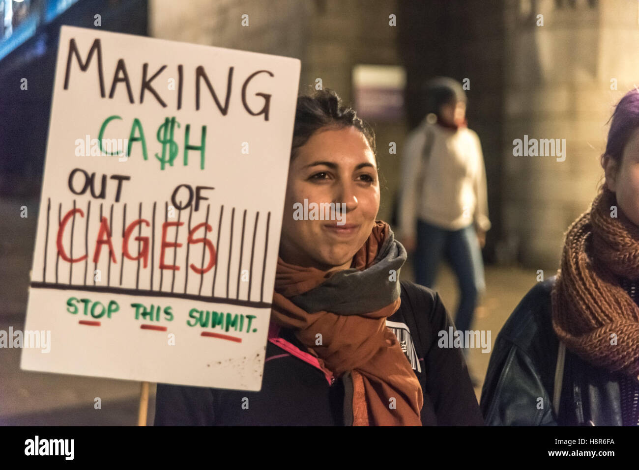 London, UK. 15. November 2016. Reclaim Justice Network, einschließlich Gefängnis Aktivisten, Flüchtling Solidaritätsgruppen und Anti-Waffen Handel Aktivisten protestierte gegen die zwei Eingänge zu den Tower of London gegen die europäischen Sorgerecht und Haft-Gipfel statt. Sie sagen es wird von großen Waffenfirmen gesponsert und ist eine Messe für Sicherheitsunternehmen, Gefängnis Bauherren und andere Profiteure, neue Technologien zu erweitern und die Strafjustiz zu privatisieren. Bildnachweis: Peter Marshall/Alamy Live-Nachrichten Stockfoto