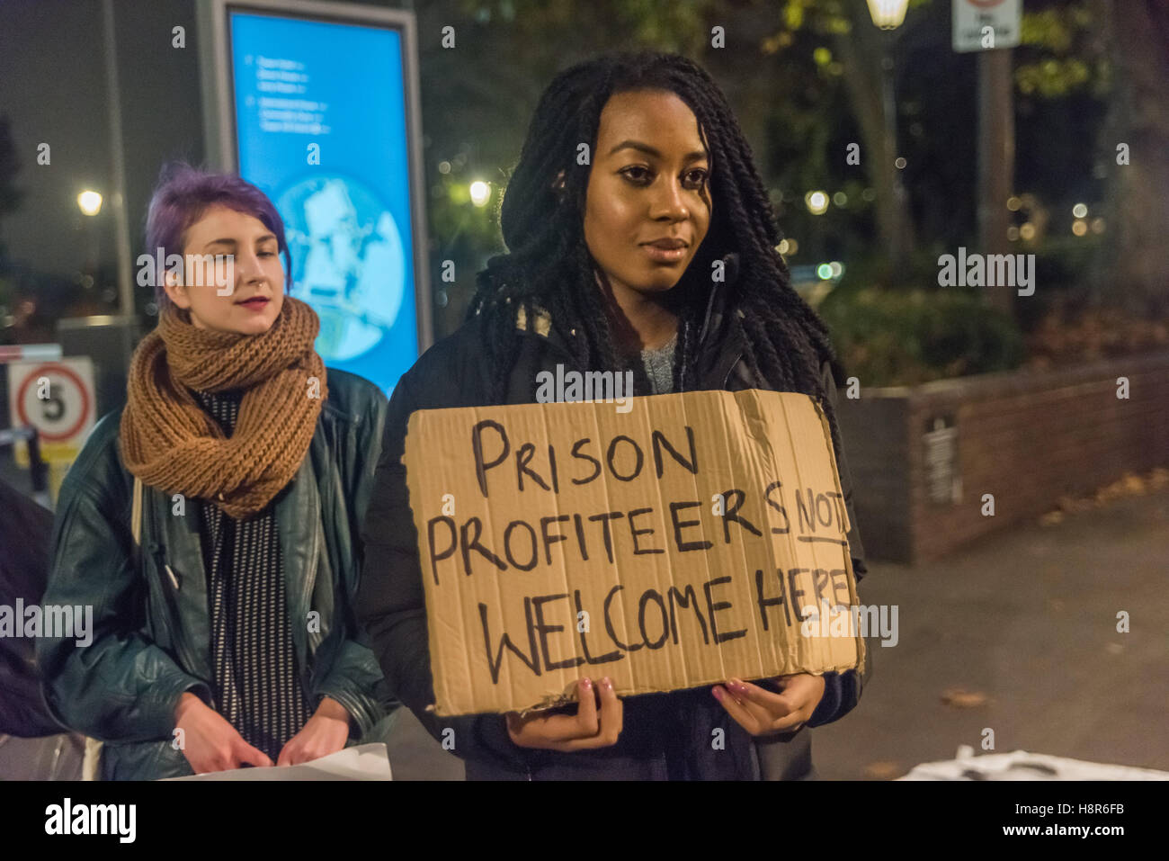 London, UK. 15. November 2016. Reclaim Justice Network, einschließlich Gefängnis Aktivisten, Flüchtling Solidaritätsgruppen und Anti-Waffen Handel Aktivisten protestierte gegen die zwei Eingänge zu den Tower of London gegen die europäischen Sorgerecht und Haft-Gipfel statt. Sie sagen es wird von großen Waffenfirmen gesponsert und ist eine Messe für Sicherheitsunternehmen, Gefängnis Bauherren und andere Profiteure, neue Technologien zu erweitern und die Strafjustiz zu privatisieren. Bildnachweis: Peter Marshall/Alamy Live-Nachrichten Stockfoto