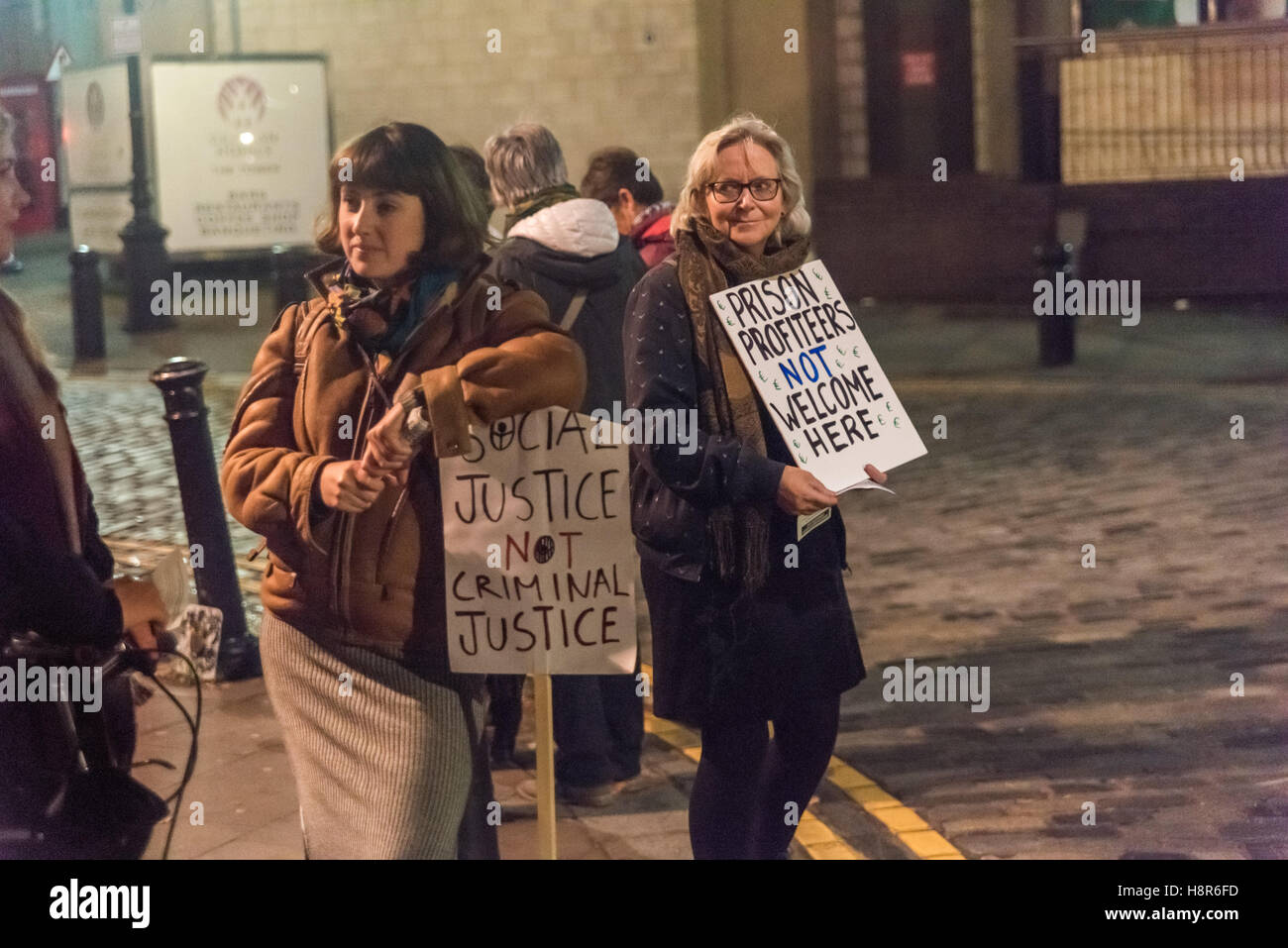 London, UK. 15. November 2016. Reclaim Justice Network, einschließlich Gefängnis Aktivisten, Flüchtling Solidaritätsgruppen und Anti-Waffen Handel Aktivisten protestierte gegen die zwei Eingänge zu den Tower of London gegen die europäischen Sorgerecht und Haft-Gipfel statt. Sie sagen es wird von großen Waffenfirmen gesponsert und ist eine Messe für Sicherheitsunternehmen, Gefängnis Bauherren und andere Profiteure, neue Technologien zu erweitern und die Strafjustiz zu privatisieren. Bildnachweis: Peter Marshall/Alamy Live-Nachrichten Stockfoto