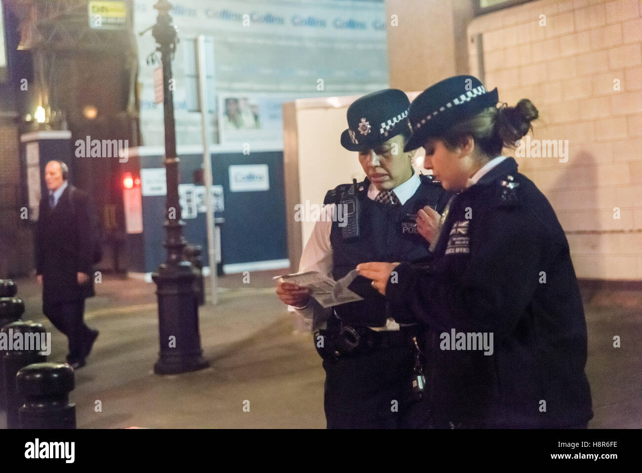 London, UK. 15. November 2016. Reclaim Justice Network, einschließlich Gefängnis Aktivisten, Flüchtling Solidaritätsgruppen und Anti-Waffen Handel Aktivisten protestierte gegen die zwei Eingänge zu den Tower of London gegen die europäischen Sorgerecht und Haft-Gipfel statt. Sie sagen es wird von großen Waffenfirmen gesponsert und ist eine Messe für Sicherheitsunternehmen, Gefängnis Bauherren und andere Profiteure, neue Technologien zu erweitern und die Strafjustiz zu privatisieren. Bildnachweis: Peter Marshall/Alamy Live-Nachrichten Stockfoto