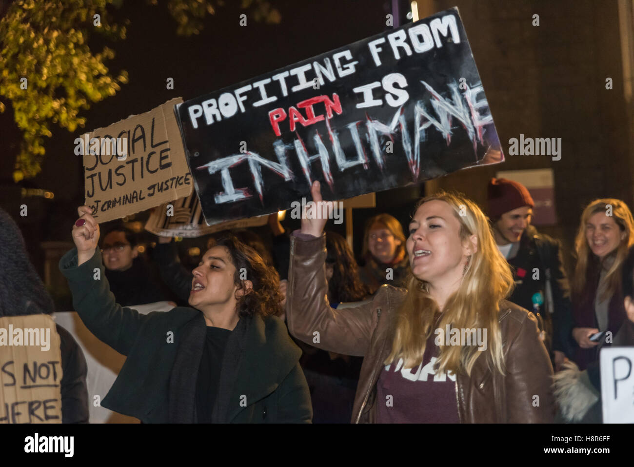 London, UK. 15. November 2016. Reclaim Justice Network, einschließlich Gefängnis Aktivisten, Flüchtling Solidaritätsgruppen und Anti-Waffen Handel Aktivisten protestierte gegen die zwei Eingänge zu den Tower of London gegen die europäischen Sorgerecht und Haft-Gipfel statt. Sie sagen es wird von großen Waffenfirmen gesponsert und ist eine Messe für Sicherheitsunternehmen, Gefängnis Bauherren und andere Profiteure, neue Technologien zu erweitern und die Strafjustiz zu privatisieren. Bildnachweis: Peter Marshall/Alamy Live-Nachrichten Stockfoto