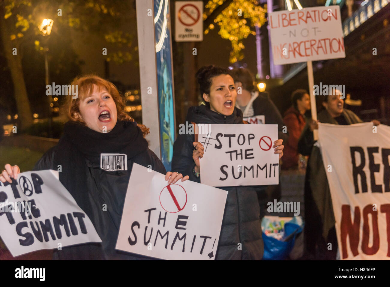 London, UK. 15. November 2016. Reclaim Justice Network, einschließlich Gefängnis Aktivisten, Flüchtling Solidaritätsgruppen und Anti-Waffen Handel Aktivisten protestierte gegen die zwei Eingänge zu den Tower of London gegen die europäischen Sorgerecht und Haft-Gipfel statt. Sie sagen es wird von großen Waffenfirmen gesponsert und ist eine Messe für Sicherheitsunternehmen, Gefängnis Bauherren und andere Profiteure, neue Technologien zu erweitern und die Strafjustiz zu privatisieren. Bildnachweis: Peter Marshall/Alamy Live-Nachrichten Stockfoto