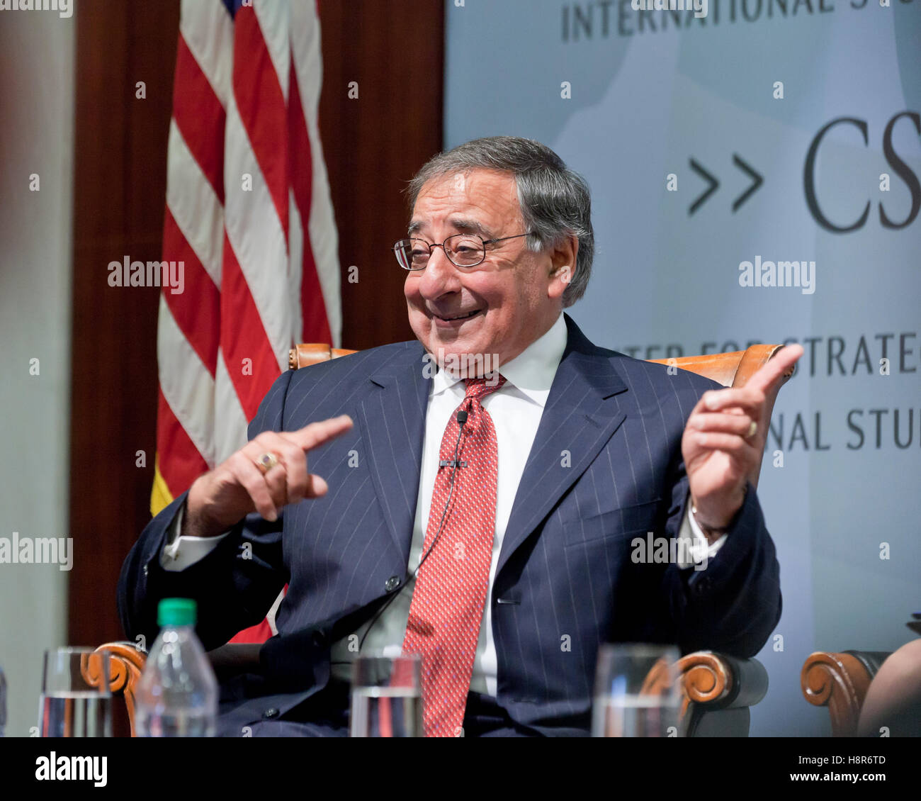 Washington, DC, USA. , . Leon Panetta, ehemaliger Verteidigungsminister und CIA-Direktor, spricht im Center for Strategic & International Studies über den Start des Programms „Wendepunkt – Eine neue umfassende Strategie zur Bekämpfung des gewalttätigen Extremismus“. Kredit: B Christopher/Alamy Live Nachrichten Stockfoto