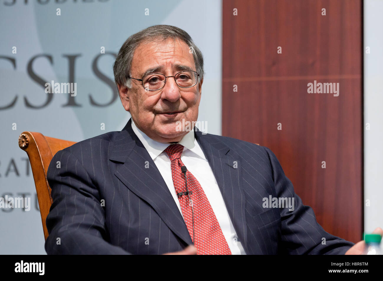 Washington, DC, USA. , . Leon Panetta, ehemaliger Verteidigungsminister und CIA-Direktor, spricht im Center for Strategic & International Studies über den Start des Programms „Wendepunkt – Eine neue umfassende Strategie zur Bekämpfung des gewalttätigen Extremismus“. Kredit: B Christopher/Alamy Live Nachrichten Stockfoto