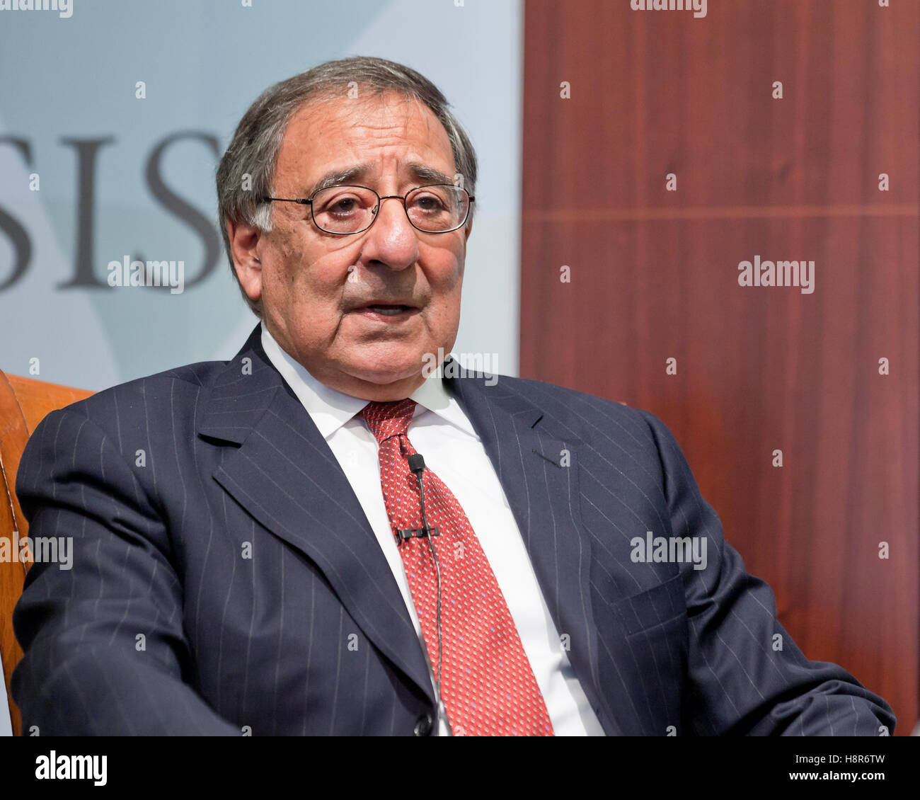 Washington, DC, USA. , . Leon Panetta, ehemaliger Verteidigungsminister und CIA-Direktor, spricht im Center for Strategic & International Studies über den Start des Programms „Wendepunkt – Eine neue umfassende Strategie zur Bekämpfung des gewalttätigen Extremismus“. Kredit: B Christopher/Alamy Live Nachrichten Stockfoto