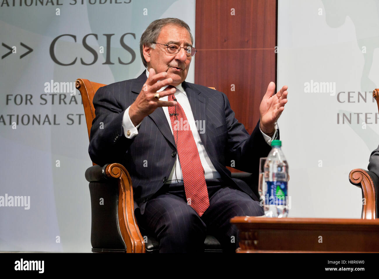 Washington, DC, USA. , . Leon Panetta, ehemaliger Verteidigungsminister und CIA-Direktor, spricht im Center for Strategic & International Studies über den Start des Programms „Wendepunkt – Eine neue umfassende Strategie zur Bekämpfung des gewalttätigen Extremismus“. Kredit: B Christopher/Alamy Live Nachrichten Stockfoto