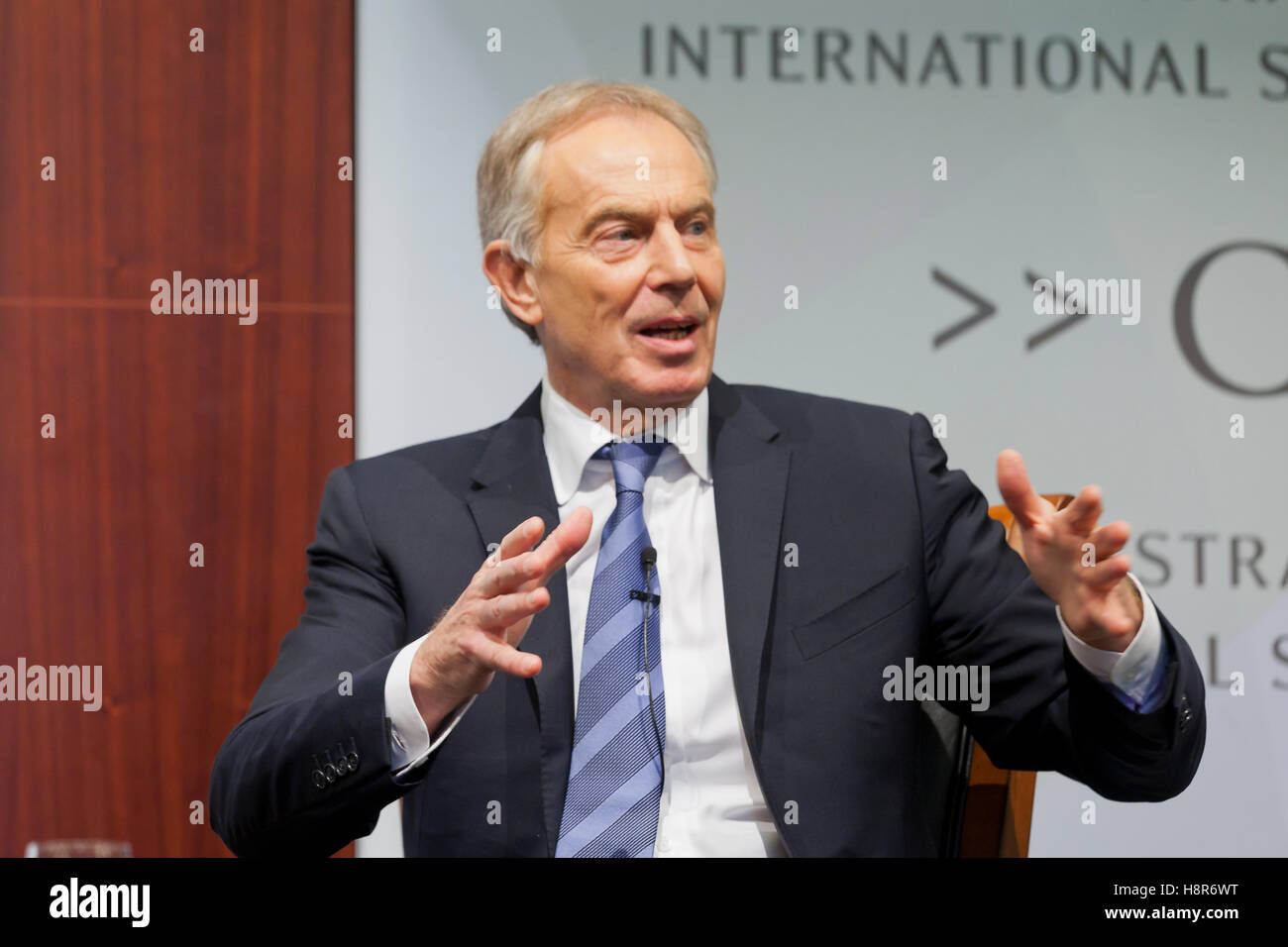Washington, DC, USA. , . Der ehemalige britische Premierminister Tony Blair spricht vor dem Center for Strategic & International Studies über den Start des Programms „Wendepunkt – Eine neue umfassende Strategie zur Bekämpfung des gewalttätigen Extremismus“. Kredit: B Christopher/Alamy Live Nachrichten Stockfoto