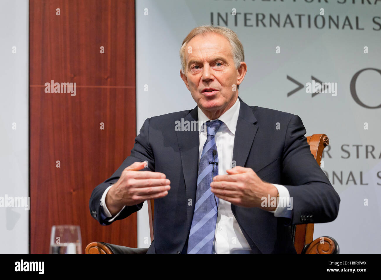 Washington, DC, USA. , . Der ehemalige britische Premierminister Tony Blair spricht vor dem Center for Strategic & International Studies über den Start des Programms „Wendepunkt – Eine neue umfassende Strategie zur Bekämpfung des gewalttätigen Extremismus“. Kredit: B Christopher/Alamy Live Nachrichten Stockfoto
