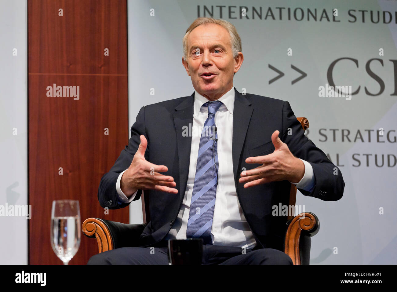 Washington, DC, USA. , . Der ehemalige britische Premierminister Tony Blair spricht vor dem Center for Strategic & International Studies über den Start des Programms „Wendepunkt – Eine neue umfassende Strategie zur Bekämpfung des gewalttätigen Extremismus“. Kredit: B Christopher/Alamy Live Nachrichten Stockfoto