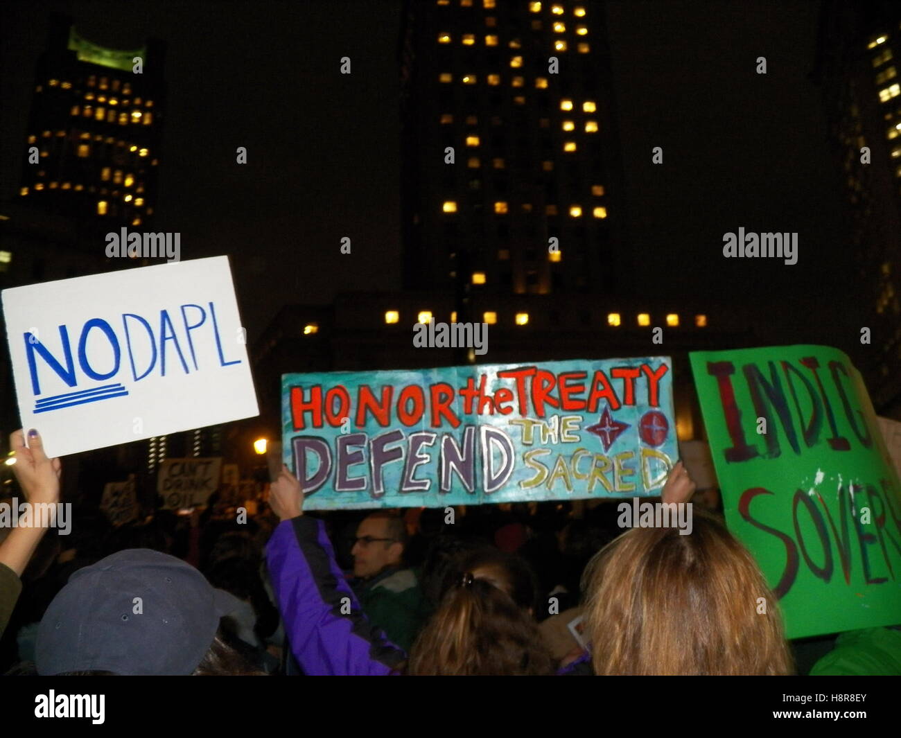 New York, USA. 15. November 2016. Stehende Rock-Unterstützung-Demo in New York.  NYC-Aufruf zum Handeln: Wir stehen mit Standing Rock Credit: Mark Apollo/Alamy Live-Nachrichten Stockfoto