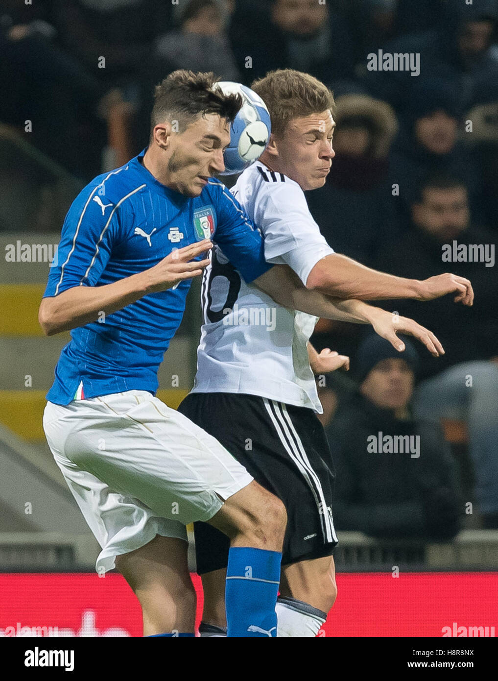 Mailand, Italien. 15. November 2016. Joshua Kimmich (R) Deutschlands und Italiens Matteo Darmian wetteifern um den Ball während einer internationalen Fußballspiel zwischen Italien und Deutschland im Stadio Giuseppe Meazza in Mailand, Italien, 15. November 2016. Foto: GUIDO KIRCHNER/Dpa/Alamy Live News Stockfoto
