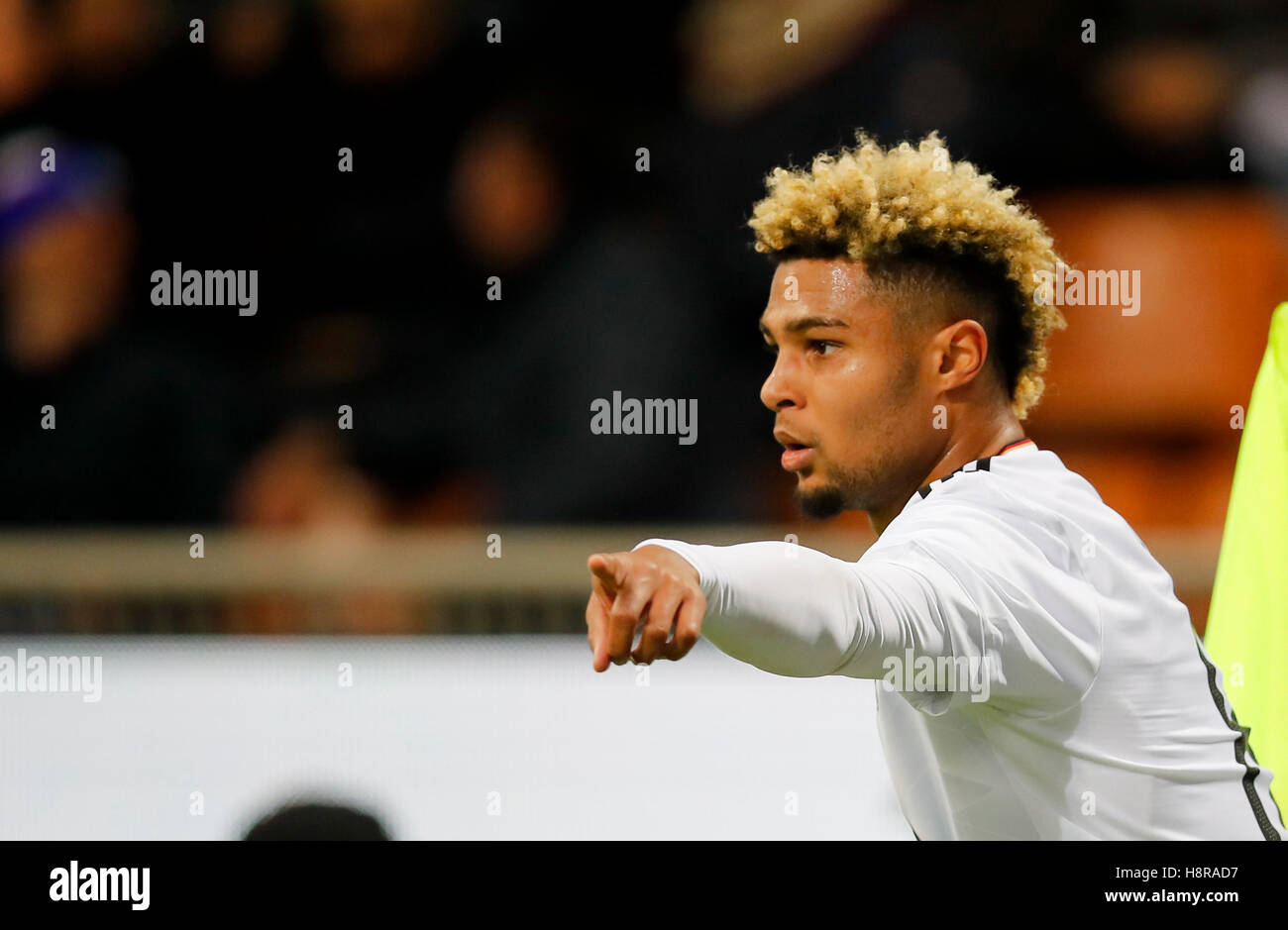 Mailand, Italien. 15. November 2016. Serge GNABRY, DFB 8 gestikuliert und geben Anweisungen, Aktion, Einzelbild, Geste, Geste, hand Bewegung, deuten, interpretieren, eine Person, Porträt, Single, halbe Größe, Italien - Deutschland 0: 0 Freundschaftsspiel am 15. November 2016 in Mailand, Italien: Peter Schatz / Alamy Live News Stockfoto