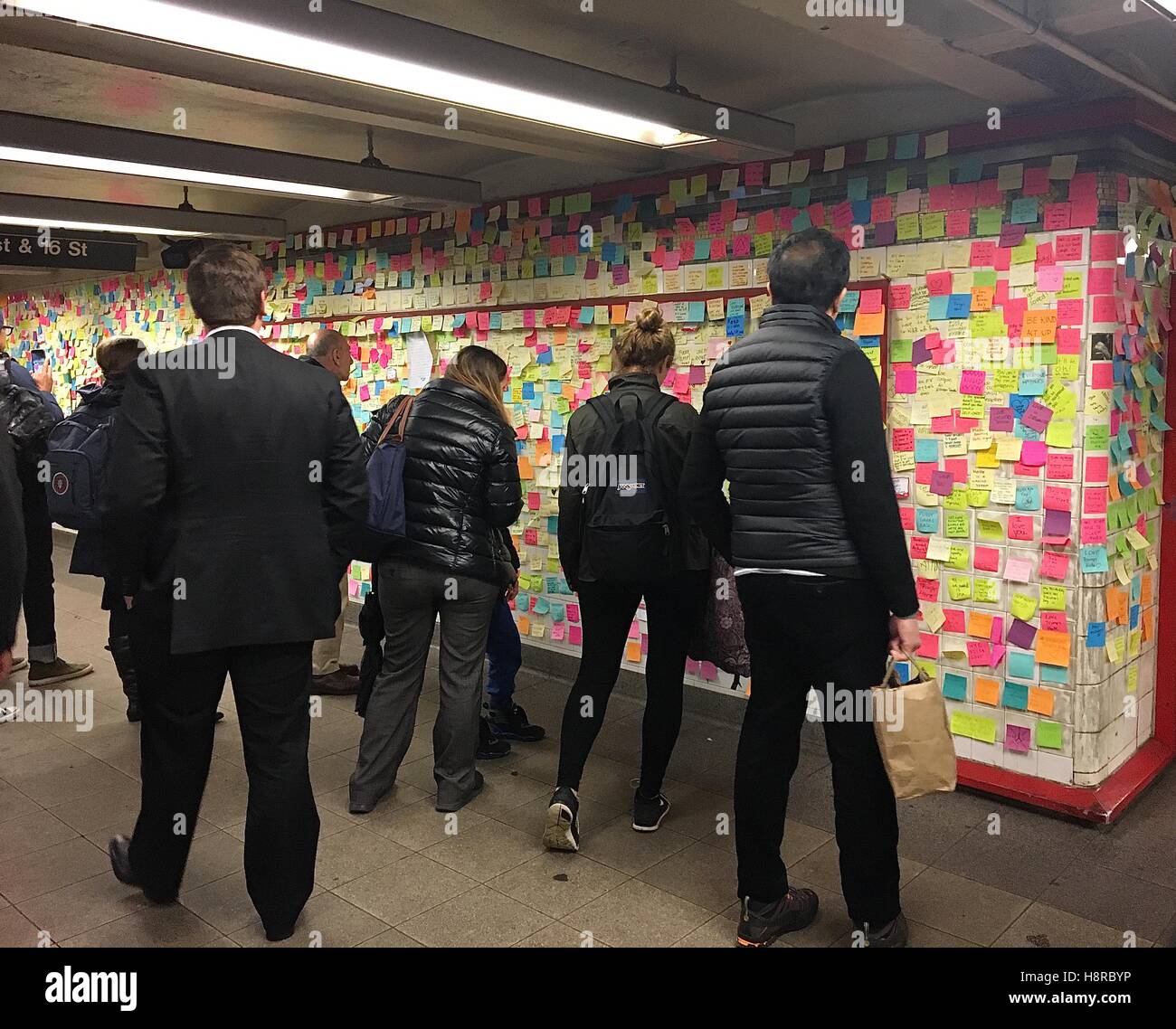 New York, NY, USA. 15. November 2016. New Yorker und andere nutzen das Kunstprojekt "U-Bahn-Therapie" am Union Square u-Bahnstation, um ihre Ansichten über die Wahl und seine möglichen Auswirkungen auf ihr Leben zu äußern, indem Sie ihre Gedanken auf Haftnotizen Stockfoto