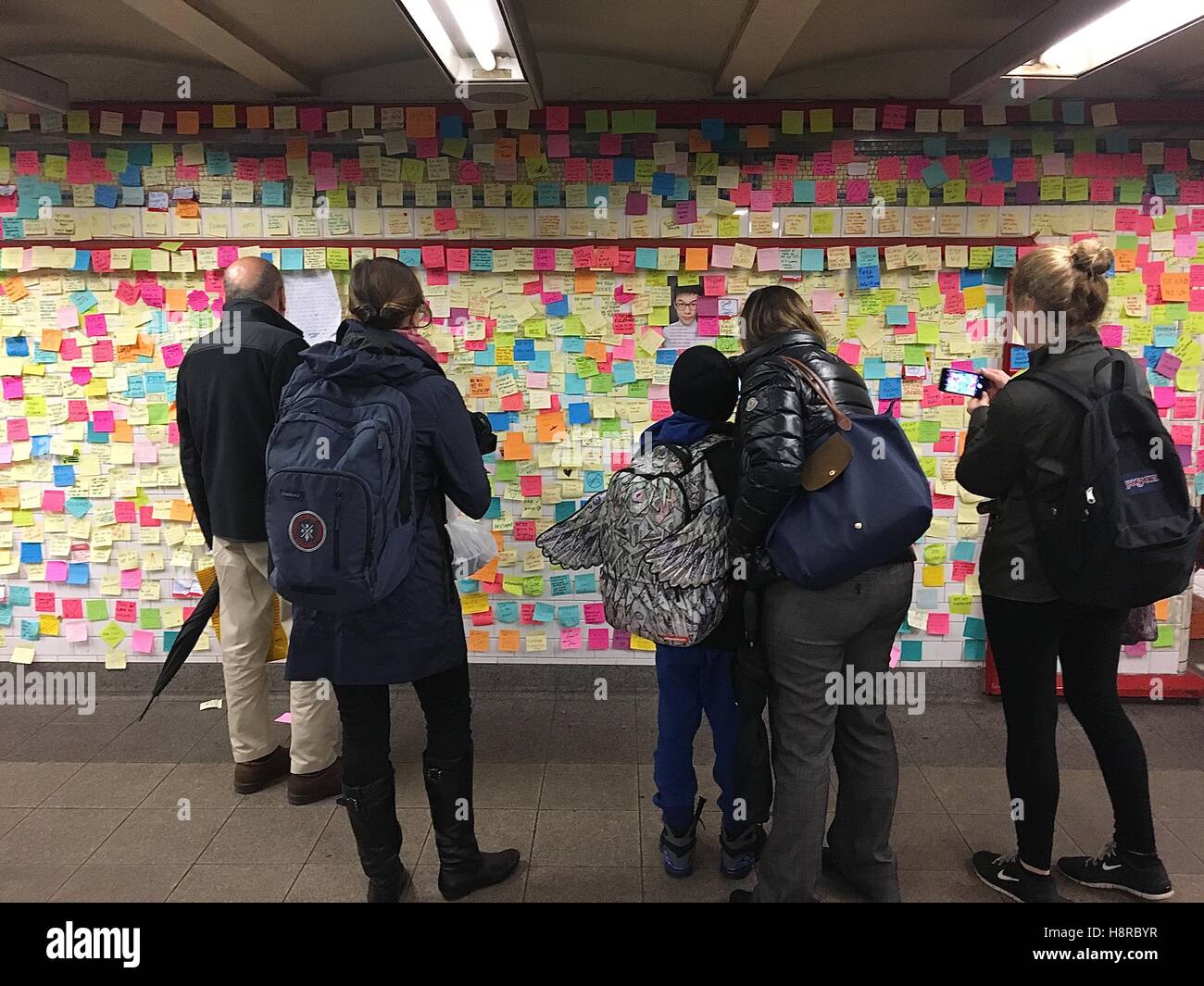 New York, NY, USA. 15. November 2016. New Yorker und andere nutzen das Kunstprojekt "U-Bahn-Therapie" am Union Square u-Bahnstation, um ihre Ansichten über die Wahl und seine möglichen Auswirkungen auf ihr Leben zu äußern, indem Sie ihre Gedanken auf Haftnotizen Stockfoto