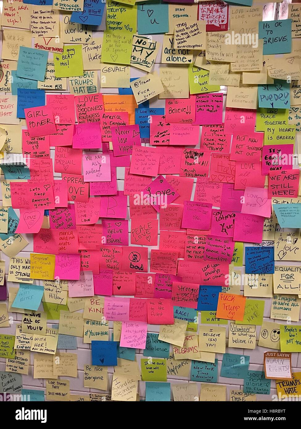 New York, NY, USA. 15. November 2016. New Yorker und andere nutzen das Kunstprojekt "U-Bahn-Therapie" am Union Square u-Bahnstation, um ihre Ansichten über die Wahl und seine möglichen Auswirkungen auf ihr Leben zu äußern, indem Sie ihre Gedanken auf Haftnotizen Stockfoto