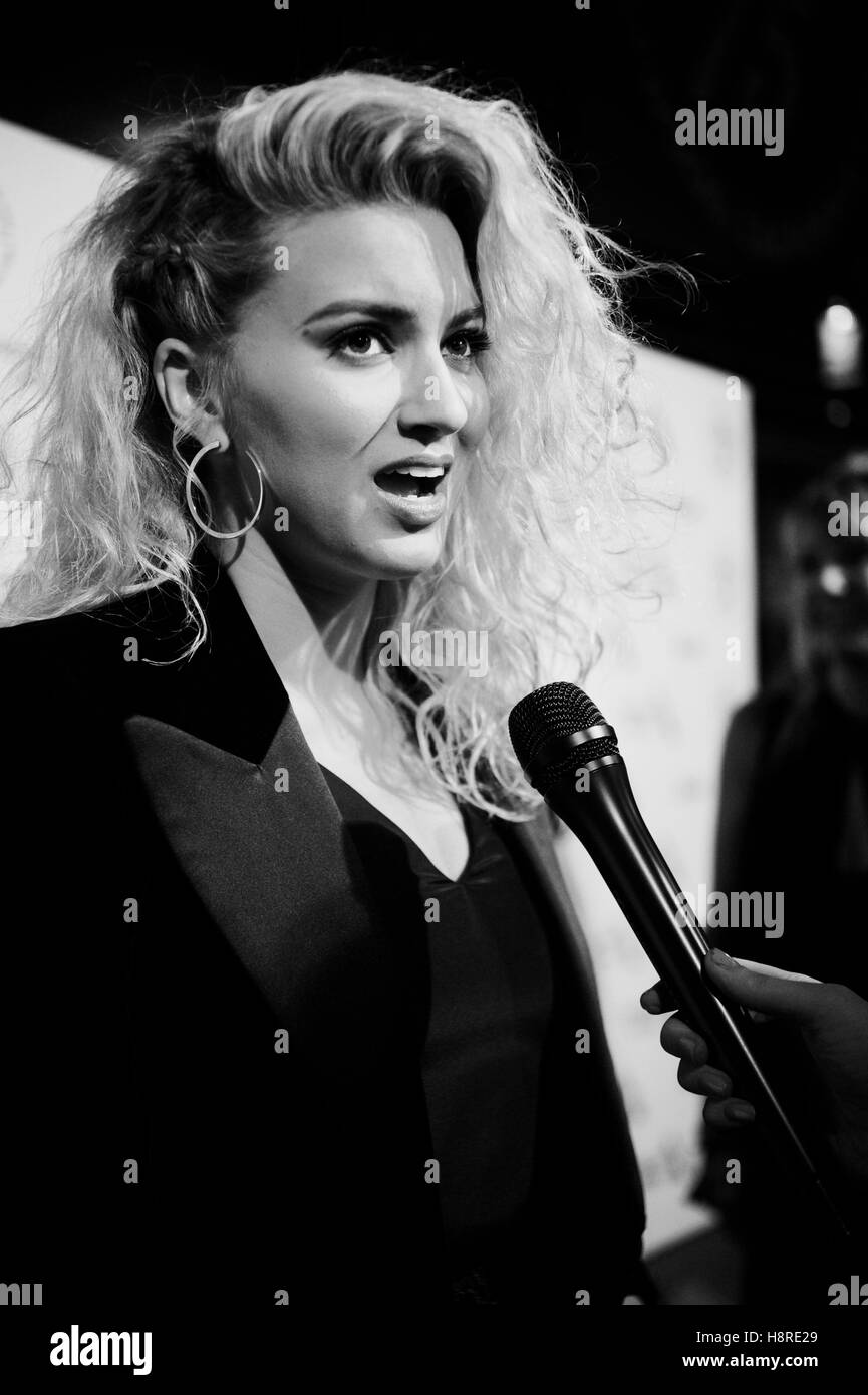 Los Angeles, USA. 15. November 2016.Singer Tori Kelly besucht Hollywood Gala Capitol Records feiert 75. Geburtstag am 15. November 2016 in Los Angeles, Kalifornien. (Digital verändert und schwarz) © The Foto Zugang/Alamy Live News Stockfoto