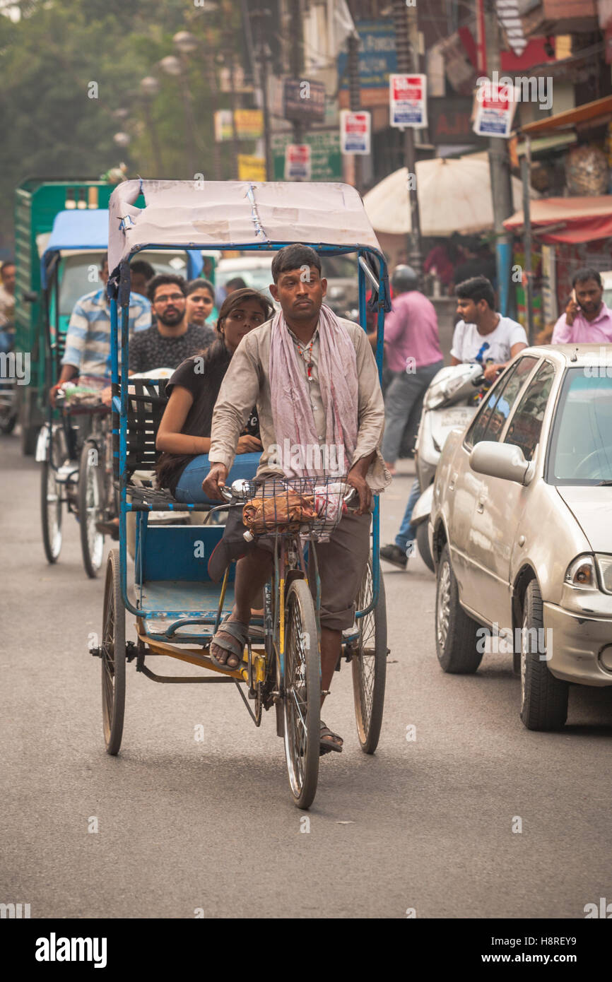 Eine Fahrradrikscha, abgebildet auf der Straße in Alt-Delhi, Indien Stockfoto