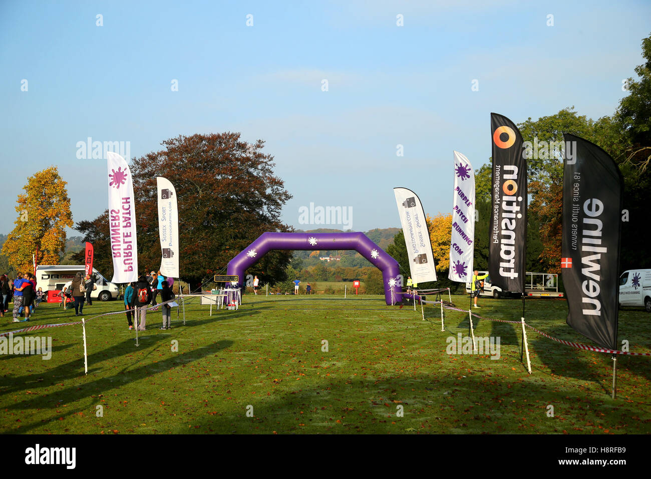 Die Startlinie des violetten Patch läuft Wasser des Lebens Veranstaltung in Marlow, Großbritannien mit Sponsoren Flaggen entlang der Route. Stockfoto