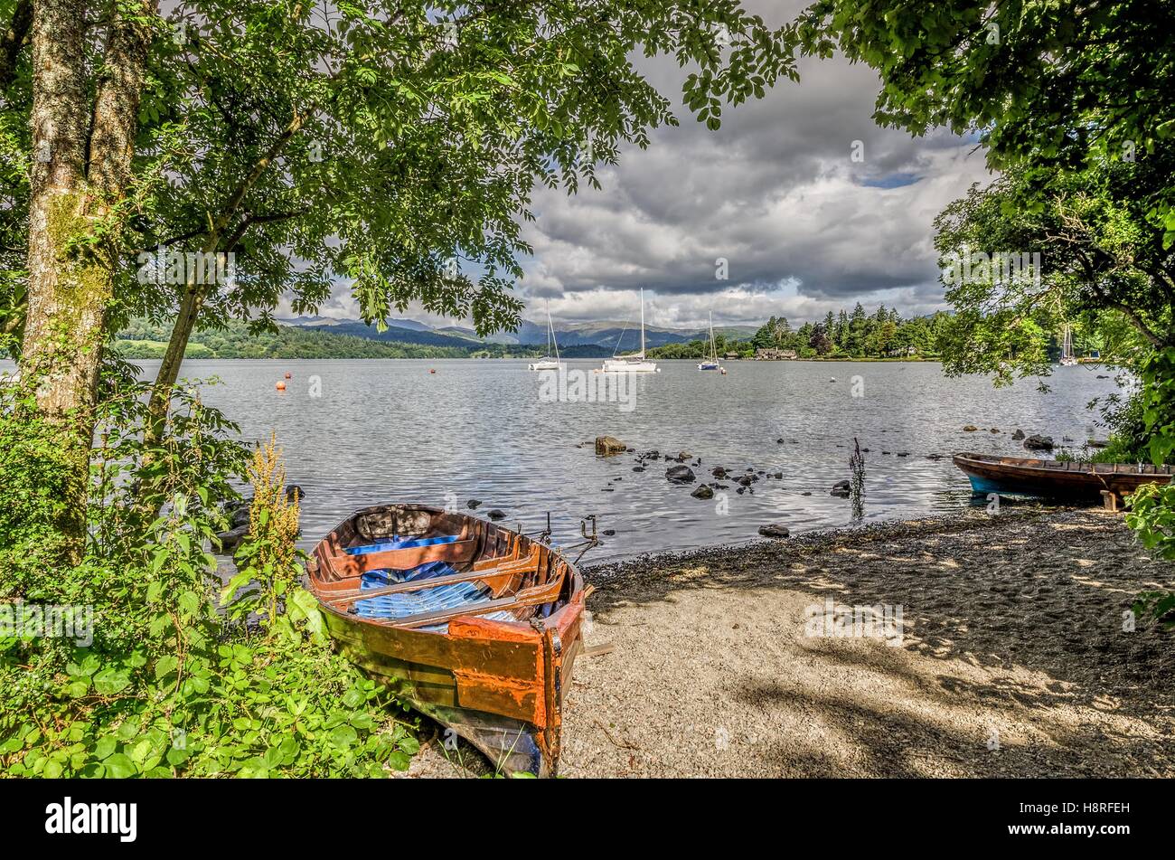 Boote am Ufer des Lake Windermere Stockfoto