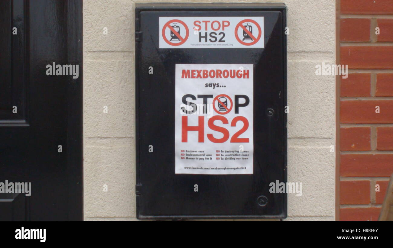 Ein Anti-HS2 Kampagnenplakat vor einem Haus an der Neubausiedlung Schimmer in Mexborough, South Yorkshire, wo Bewohner ihre Häuser verlieren, wenn die Regierung bevorzugte Route für die zweite Phase des Projekts Schnellschiene voran geht. Stockfoto