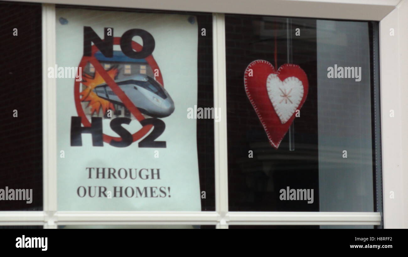 Ein Anti-HS2 Kampagnenplakat im Fenster ein Haus an der Neubausiedlung Schimmer in Mexborough, South Yorkshire, wo Bewohner ihre Häuser verlieren, wenn die Regierung bevorzugte Route für die zweite Phase des Projekts Schnellschiene voran geht. Stockfoto