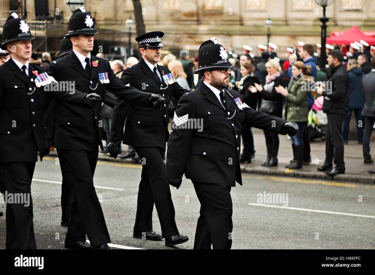 Mitglieder der britischen Polizei am Remembrance Day Parade in Liverpool City Centre teilnehmen. Stockfoto