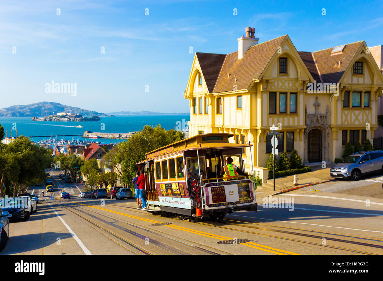 Kombinierte malerischen Blick auf die Bucht von San Francisco mit Alcatraz, Seilbahn, viktorianischen Häusern, typisch ikonischen Siteseeing Sehenswürdigkeiten Stockfoto