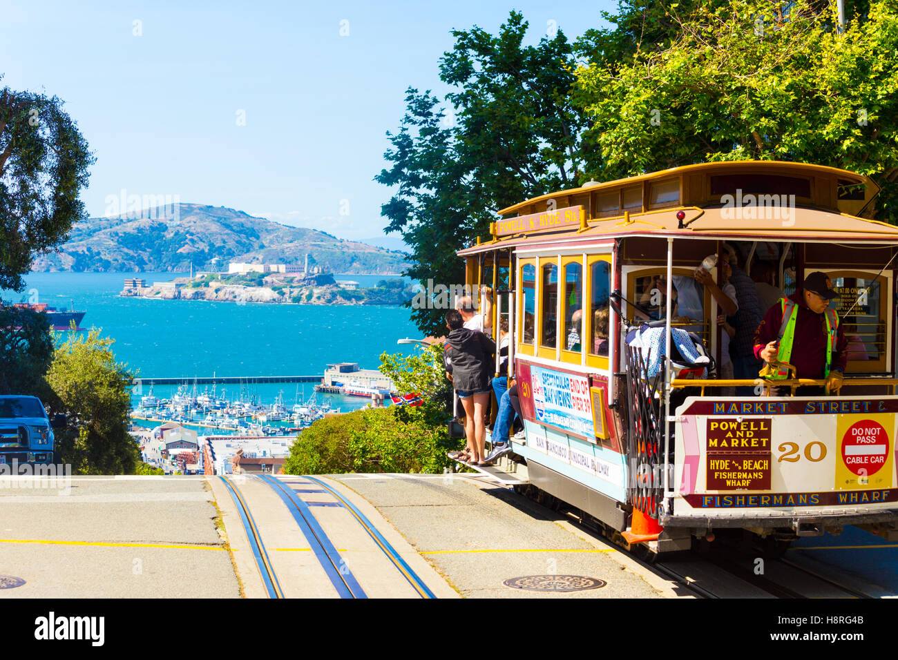 Eine Seilbahn voller Touristen am Höhepunkt der Hyde ...