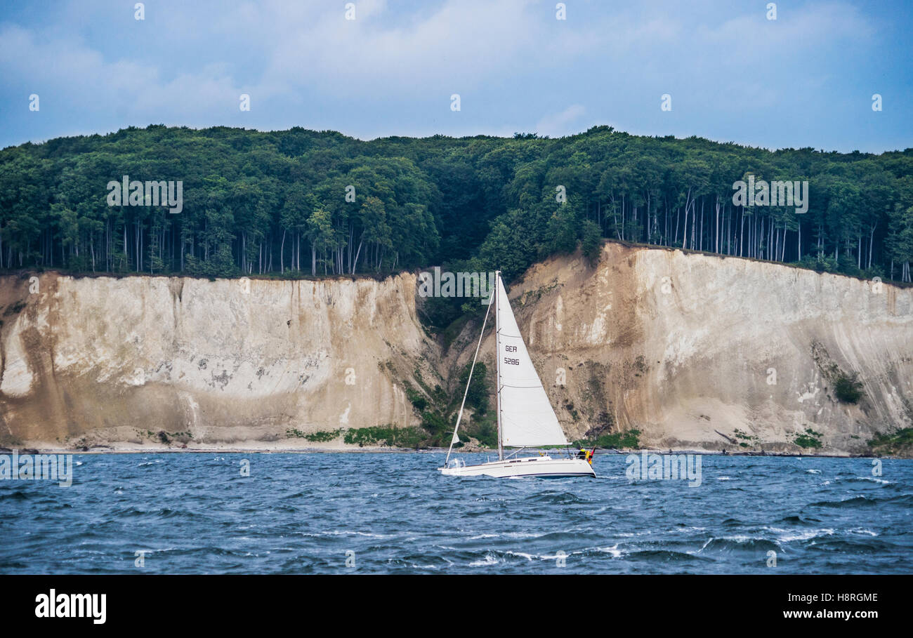 Segeln entlang des Kreide Klippe Küste von Jasmund Nationalparks auf der Insel Rügen, Ostsee, Mecklenburg-Vorpommern, Deutschland Stockfoto