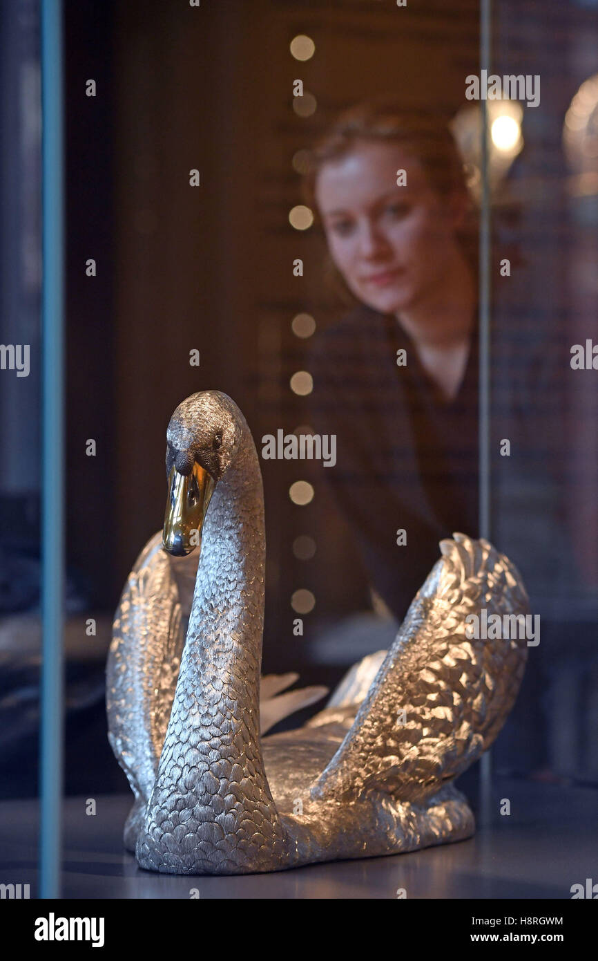 Ein Mitarbeiter betrachtet eine lebensgroße Schwanenskulptur von Asprey & Co als Tischmittelpunkt für Rosalinde und Arthur Gilbert, die in den neuen Rosalinde- und Arthur Gilbert-Galerien des Victoria & Albert Museums in London ausgestellt ist. Stockfoto