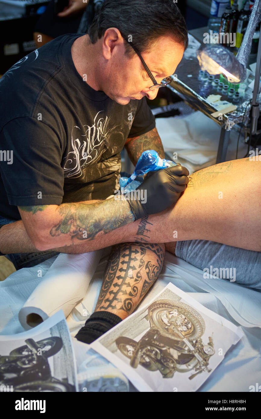 Ein Mann, eine Tätowierung von seinem Motorrad auf Oxfords erste Tattoo-convention Stockfotografie - Alamy
