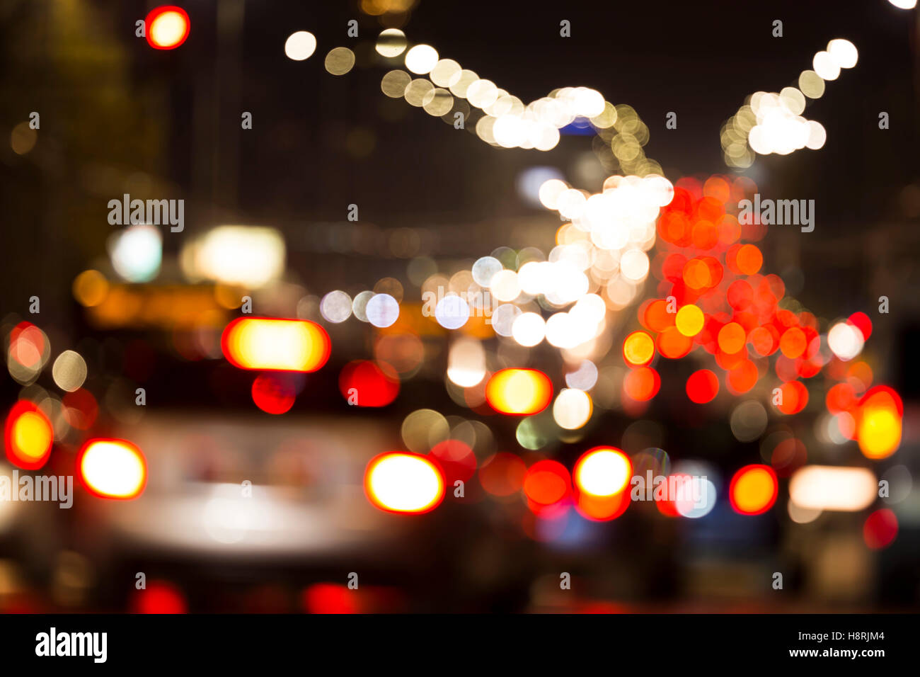 Autolichter verschwimmen. Aus Fokus Ampeln der Autos auf der Strasse. Bokeh Lichter von Traffic jam auf Nachtzeit für Hintergrund Stockfoto