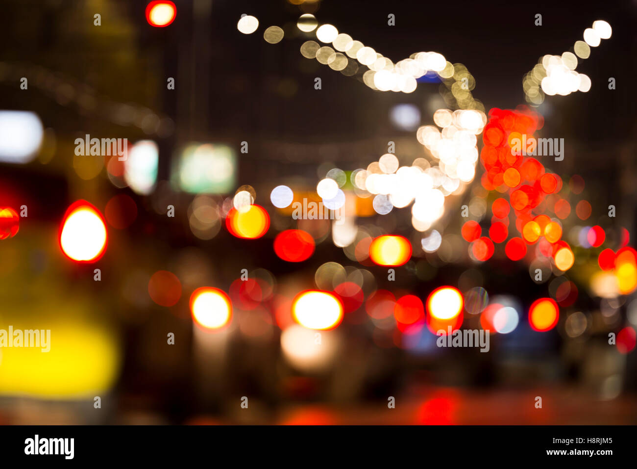 Autolichter verschwimmen. Aus Fokus Ampeln der Autos auf der Strasse. Bokeh Lichter von Traffic jam auf Nachtzeit für Hintergrund Stockfoto