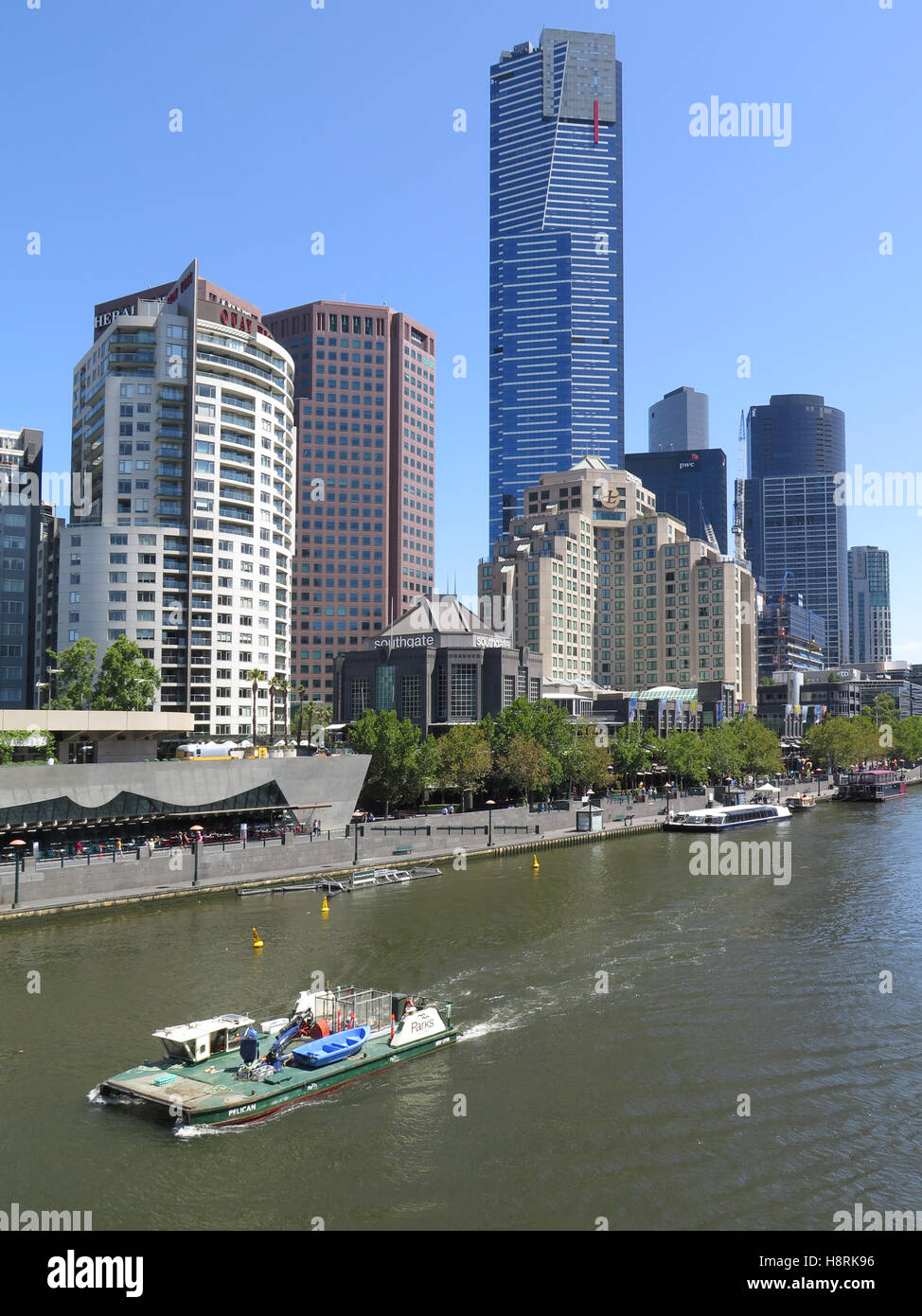 Stadt von Melbourne, von einem Boot auf dem Fluss Yarra betrachtet. Stockfoto