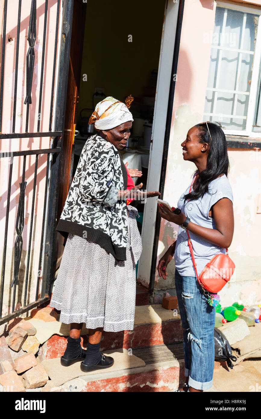 Südafrika, Guateng Provinz, Soweto, lokale Frau bei ihrer Gemeinde nach Hause Stockfoto